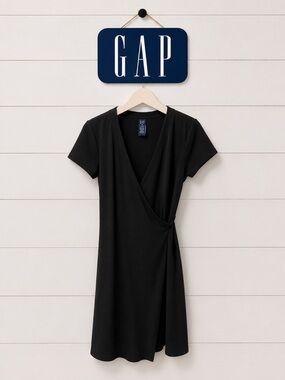 GAP black short-sleeve wrap dress – Size S (Stretch)